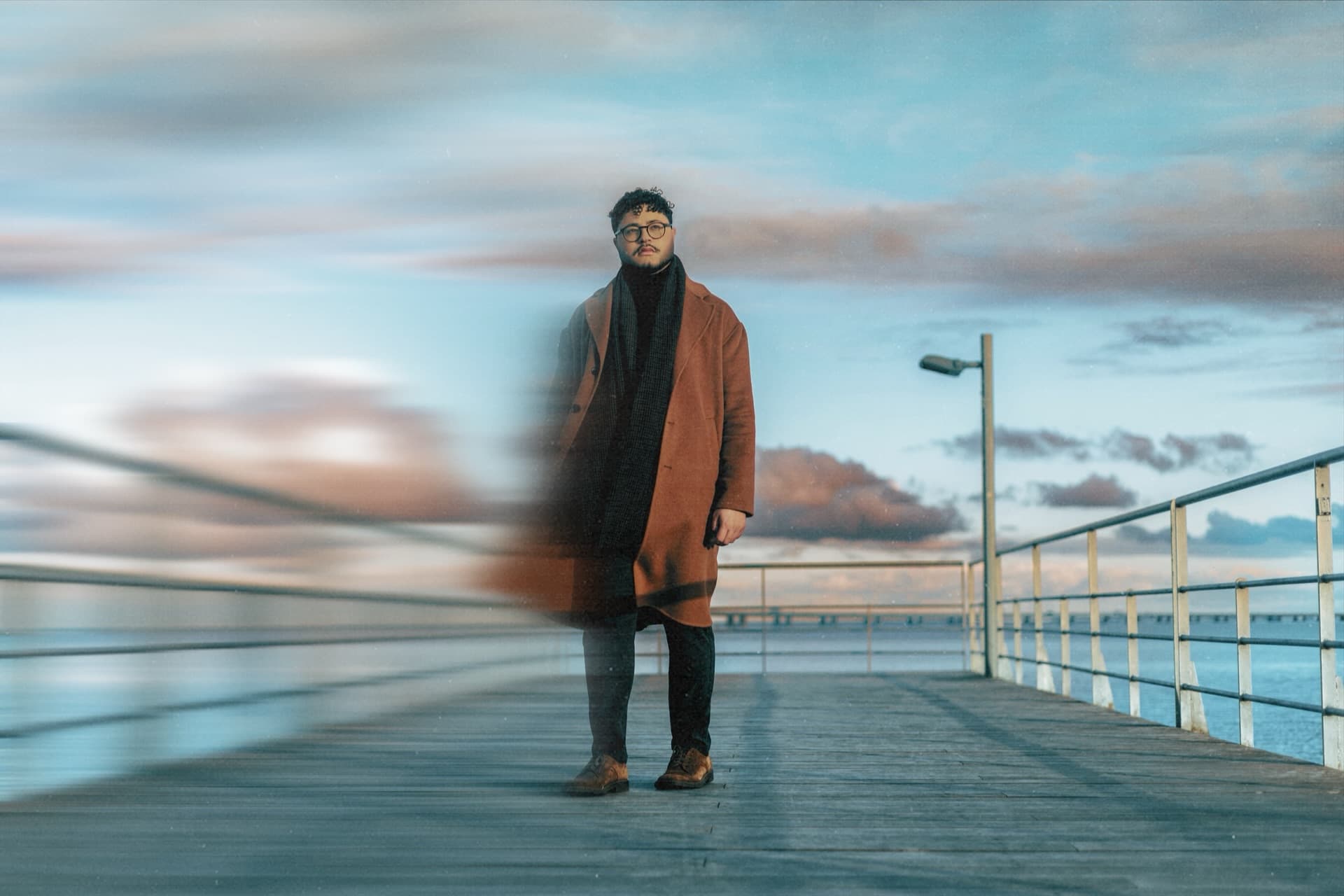 Gustavo Felix em um cais ao entardecer